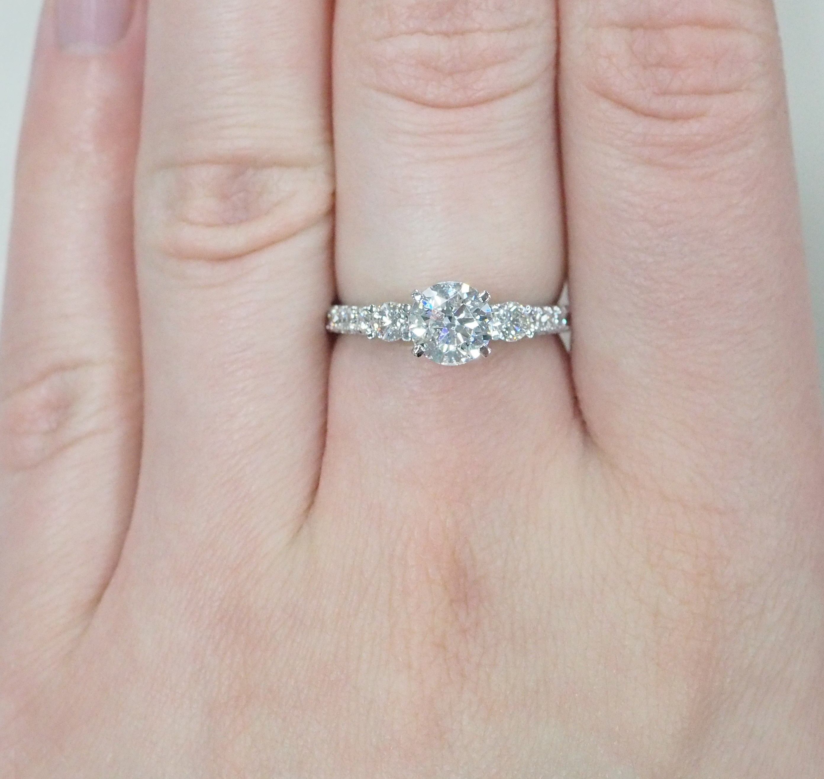 Кольцо из белого золота с бриллиантами